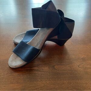 Charleston Shoe Co Navy Stretch Open Toe Sandal - Size 6 - Excellent Preowned